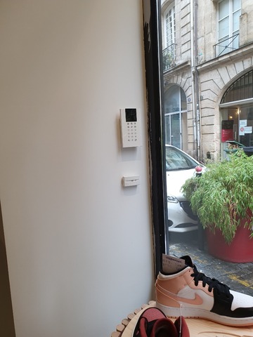 Installation d’alarme intrusion sans fil dans un magasin de dépôt vente de chaussures et vêtements streetwear dans le centre-ville de Bordeaux