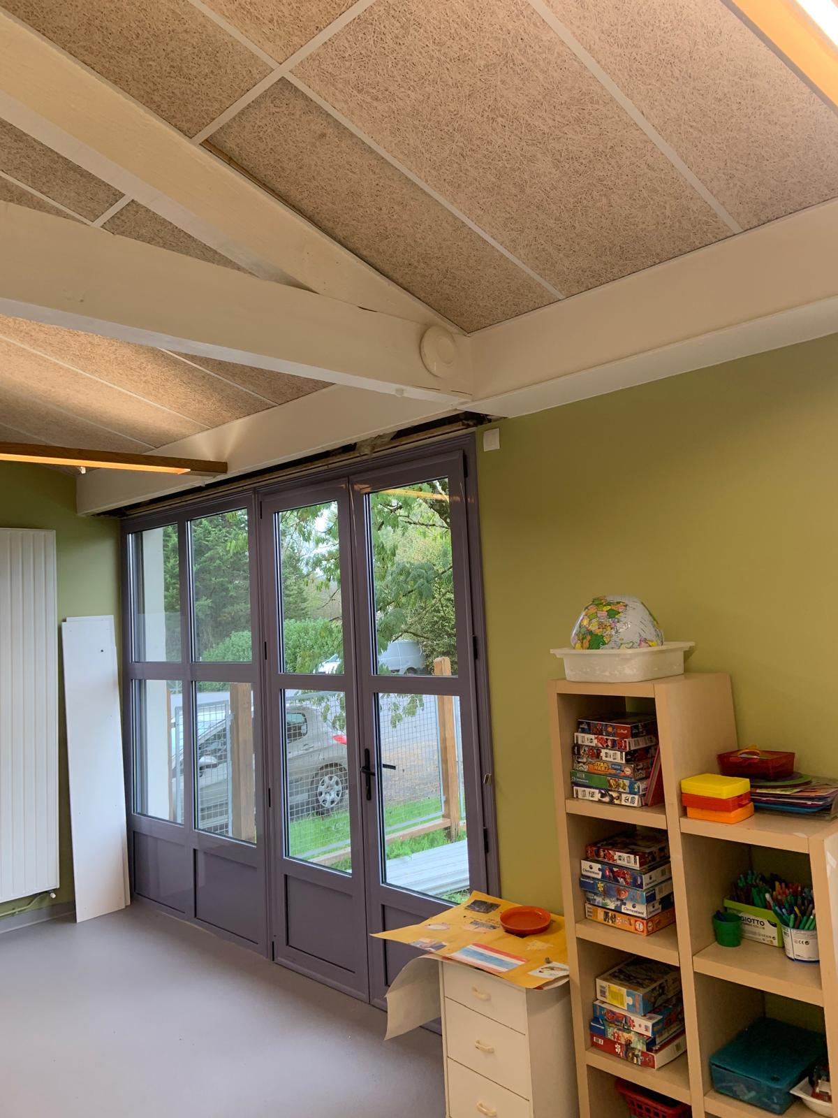 Installation Caméra Sécurité et Maison Intelligente Technicien installant une caméra de sécurité dôme au plafond tout en gérant le système de maison intelligente avec un smartphone affichant un code de verrouillage.