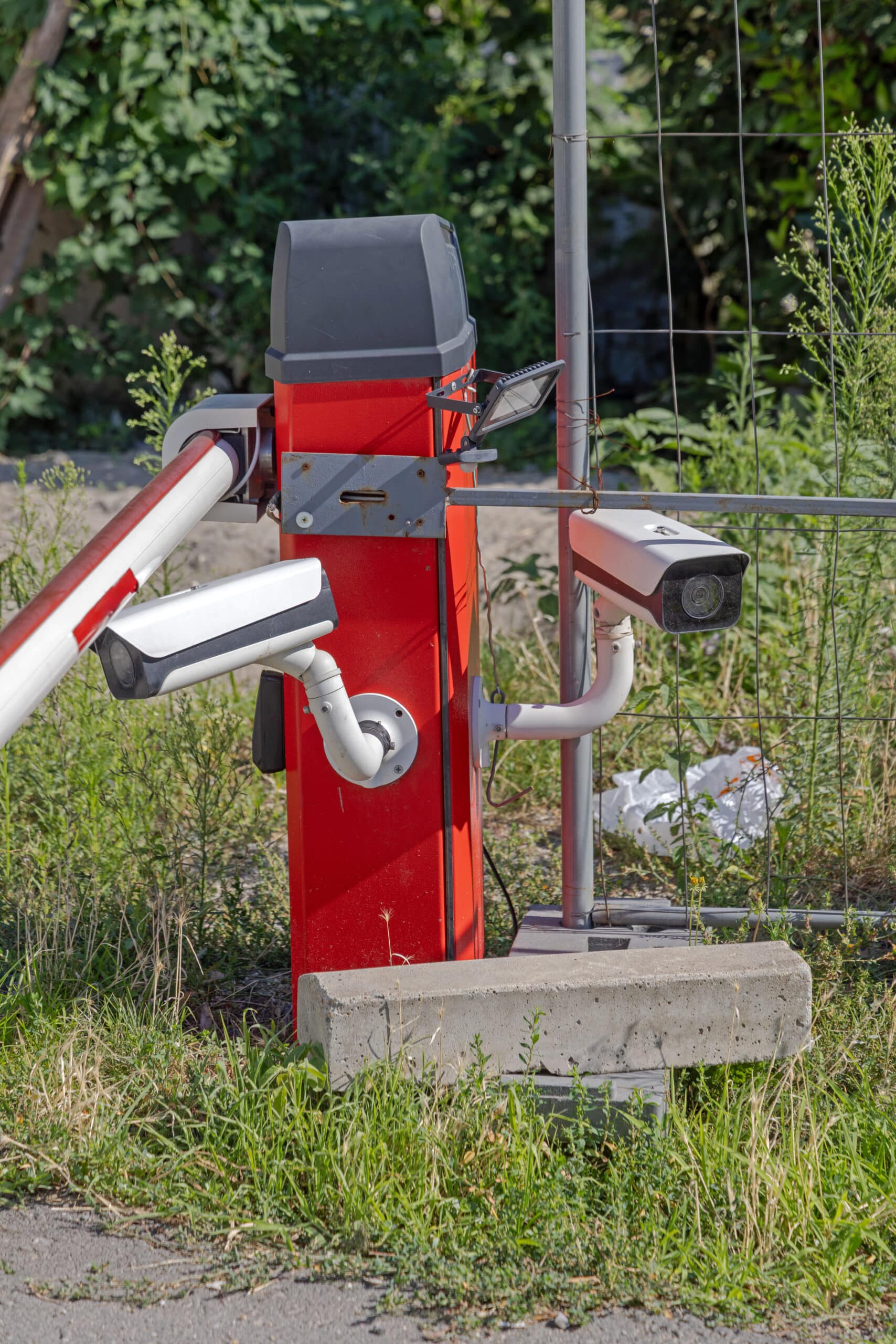 Installation Caméra Sécurité et Maison Intelligente Technicien installant une caméra de sécurité dôme au plafond tout en gérant le système de maison intelligente avec un smartphone affichant un code de verrouillage.