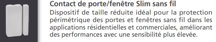 Installation Caméra Sécurité et Maison Intelligente Technicien installant une caméra de sécurité dôme au plafond tout en gérant le système de maison intelligente avec un smartphone affichant un code de verrouillage.