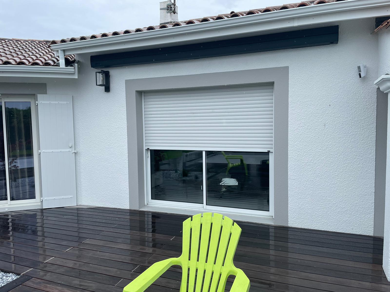 Installation Caméra Sécurité et Maison Intelligente Technicien installant une caméra de sécurité dôme au plafond tout en gérant le système de maison intelligente avec un smartphone affichant un code de verrouillage.