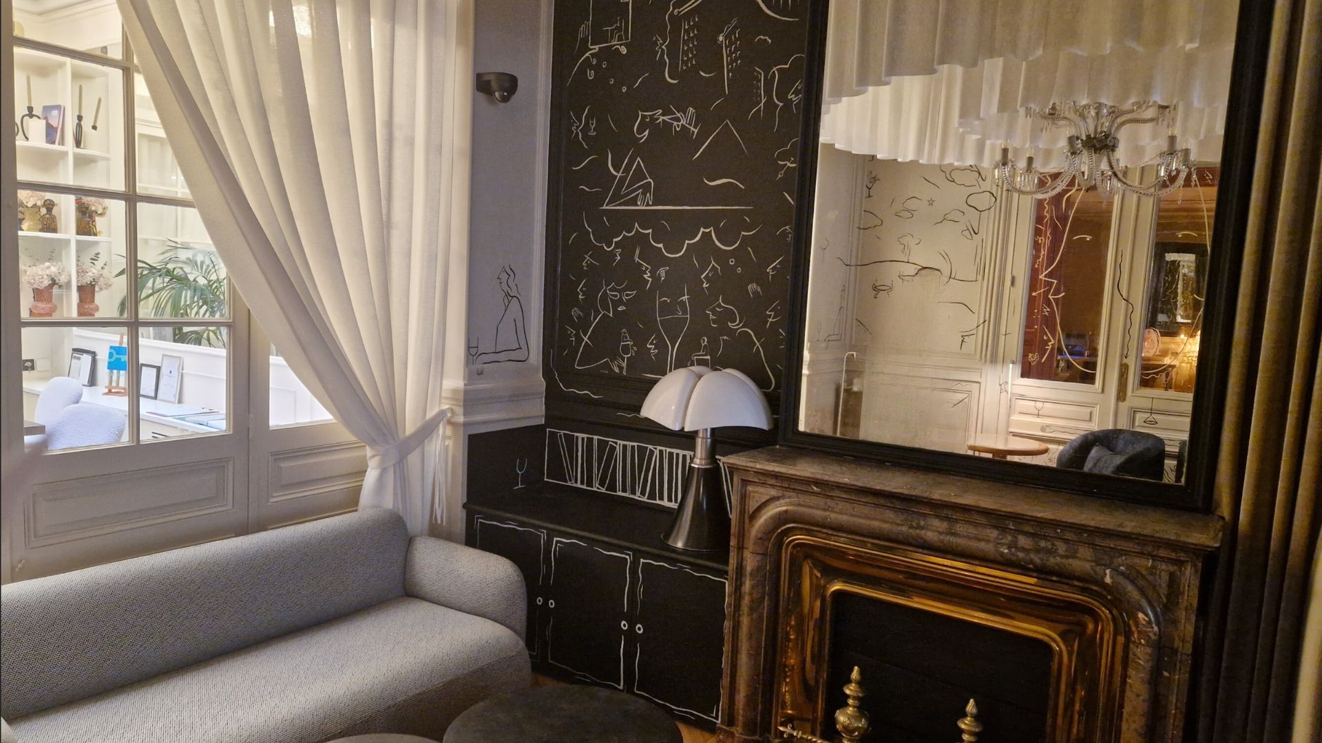 Installation Caméra Sécurité et Maison Intelligente Technicien installant une caméra de sécurité dôme au plafond tout en gérant le système de maison intelligente avec un smartphone affichant un code de verrouillage.